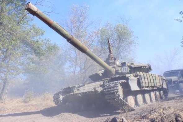 З'явилися фото, як бойовики «ЛНР» відводять танки від лінії фронту