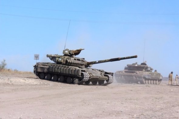 З'явилися фото, як бойовики «ЛНР» відводять танки від лінії фронту