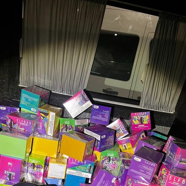 На посту «Устилуг» у водія знайшли тайник у підлозі вантажного фургона з цигарками