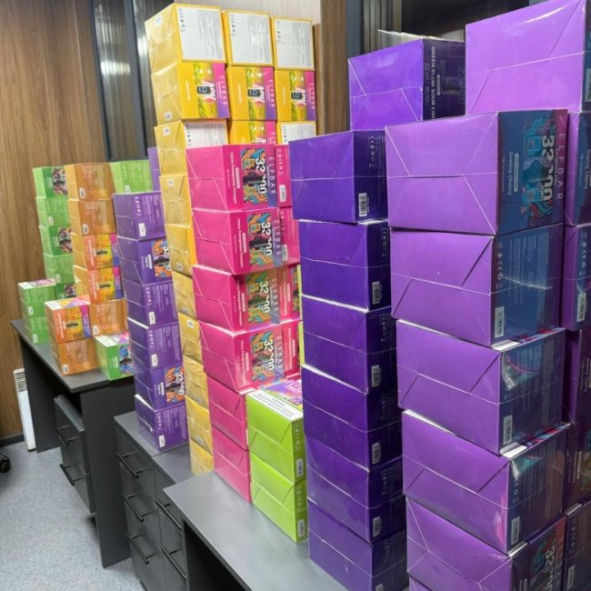 На посту «Устилуг» у водія знайшли тайник у підлозі вантажного фургона з цигарками