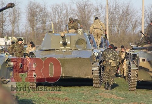 У Бердянськ стягнули багато військової техніки. ФОТО