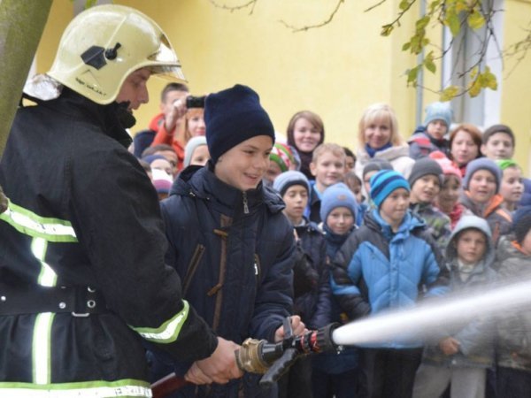 У Володимирі школярам показали пожежну техніку. ФОТО
