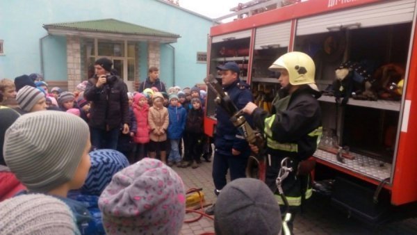 У Володимирі школярам показали пожежну техніку. ФОТО