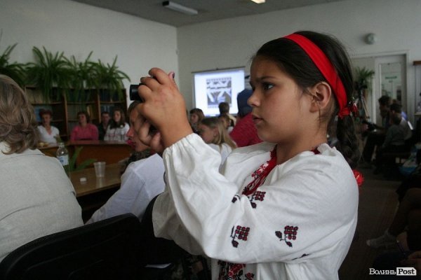 Луцьким дітям-сиротам подарували вишиті сорочки