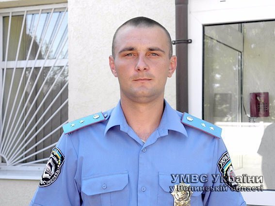 Луцькі даішники врятували життя перехожому. ФОТО