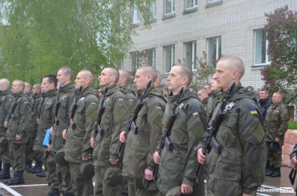 У Луцьку складали військову присягу під дощем