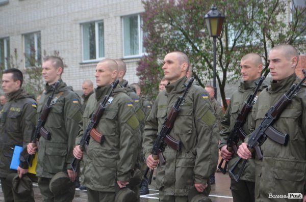 У Луцьку складали військову присягу під дощем