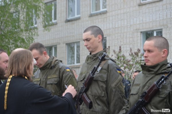 У Луцьку складали військову присягу під дощем