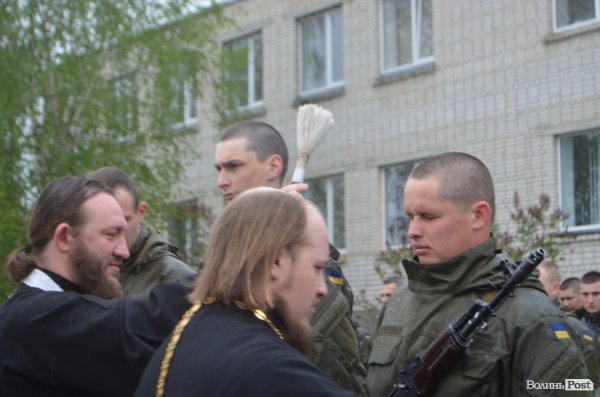 У Луцьку складали військову присягу під дощем