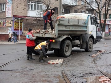 На Донеччині після цегли дороги ремонтуватимуть тротуарними плитами. ВІДЕО