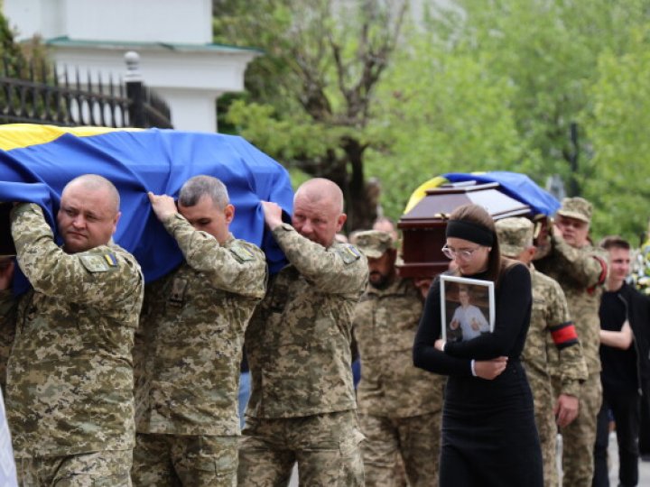 У Луцьку попрощалися із загиблими захисниками Олександром Махновцем та Валерієм Максимчуком