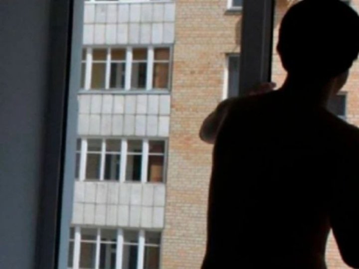 На Волині неповнолітній хлопець випав з вікна 5-го поверху