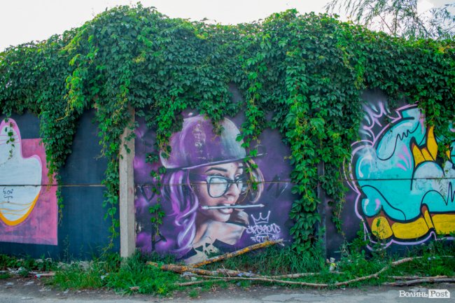 Яскрава геометрія і казкові монстри: графіті на стіні 40-го мікрорайону. ФОТО