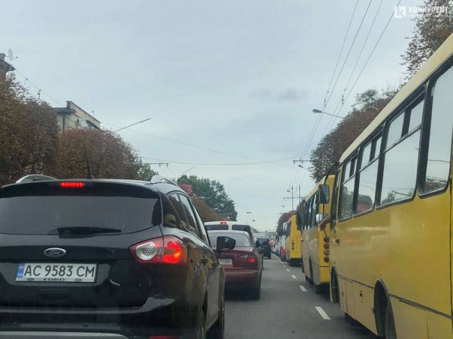 У Луцьку на мосту сталася подвійна аварія. ФОТО