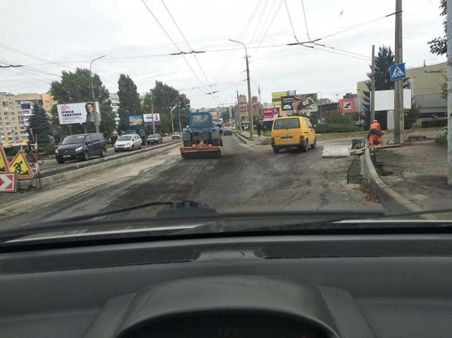 У Луцьку на мосту сталася подвійна аварія. ФОТО