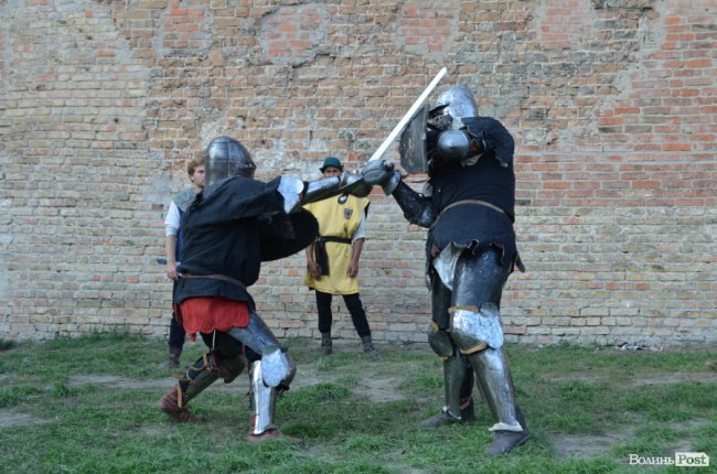 Дзвін мечів та запеклі бої: як у замку Любарта змагаються лицарі. ФОТО