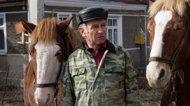 Волинянин понад 20 років їздить містом на підводі 