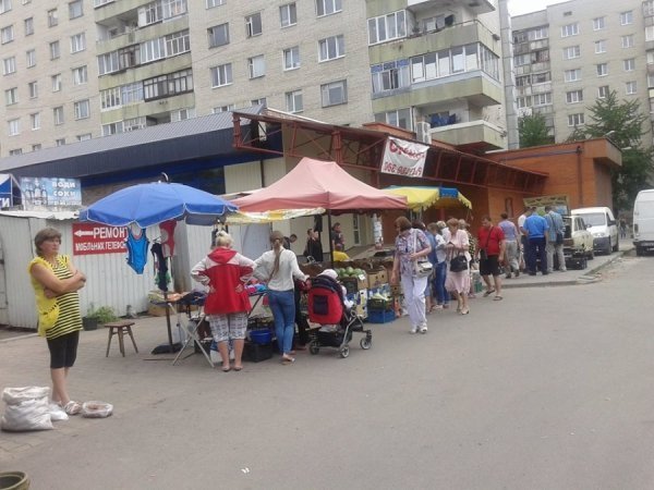 У Луцьку попри заборони продовжують стихійно торгувати. ФОТО