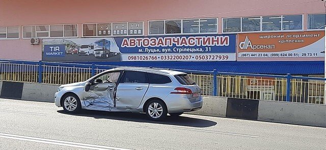 У Луцьку – ДТП за участю двох автівок, одна з машин влетіла у паркан новобудови. ФОТО