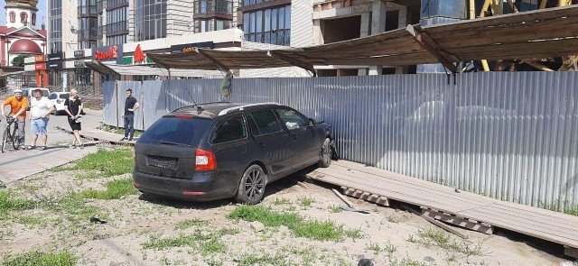 У Луцьку – ДТП за участю двох автівок, одна з машин влетіла у паркан новобудови. ФОТО