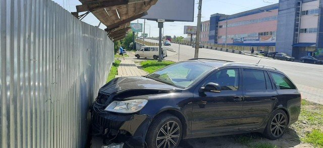У Луцьку – ДТП за участю двох автівок, одна з машин влетіла у паркан новобудови. ФОТО