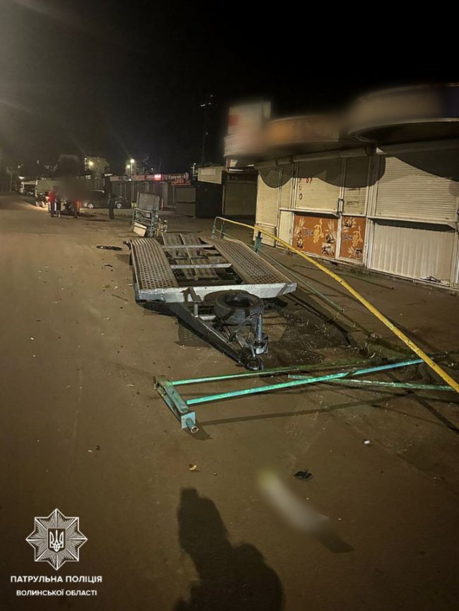 У Луцьку водій в`їхав на припарковану лавету та паркан