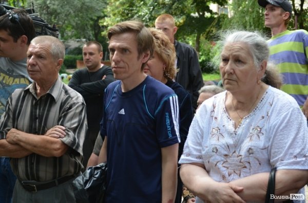 З будинку, що обвалився, виселяють людей