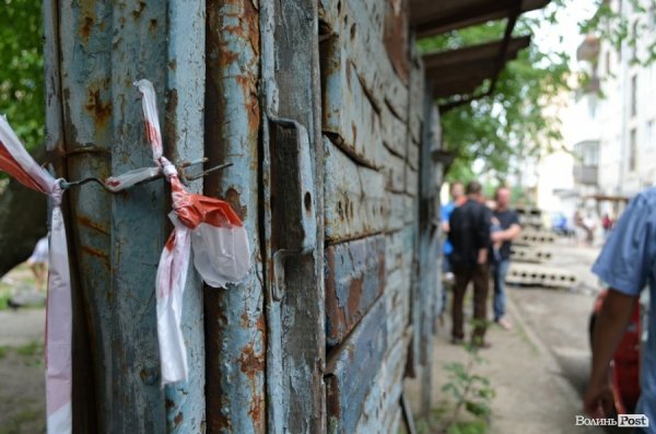 З будинку, що обвалився, виселяють людей