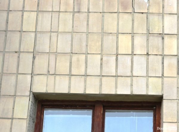 З будинку, що обвалився, виселяють людей