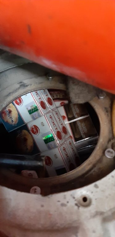 На Волині у білоруса вилучили легковик, набитий контрабандними цигарками. ФОТО