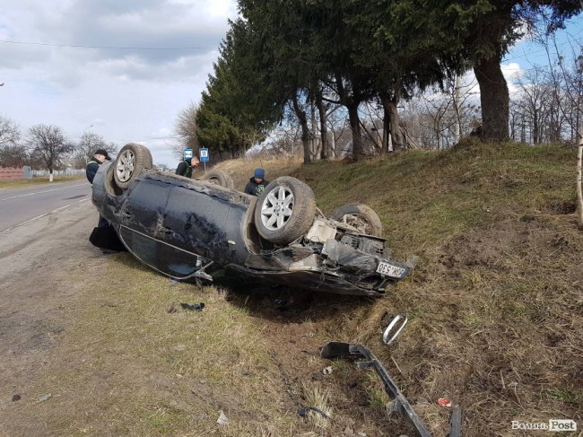 У селі біля Луцька автівка перевернулася на дах, водій втік з місця аварії. ФОТО