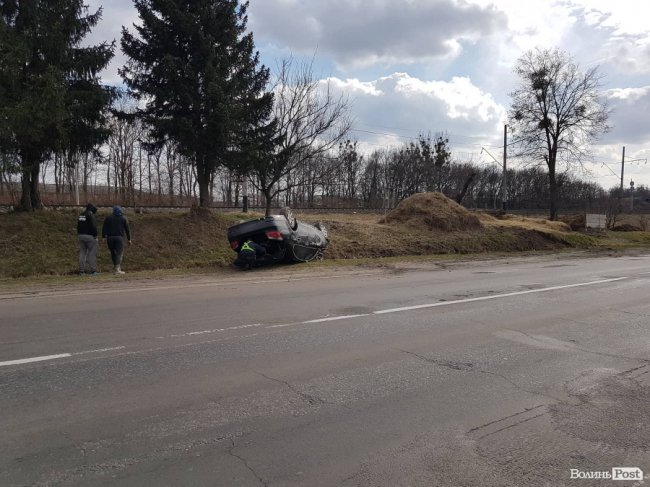У селі біля Луцька автівка перевернулася на дах, водій втік з місця аварії. ФОТО