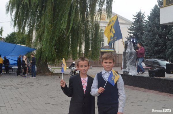 У Луцьку під дощем  збирали кошти для солдат в АТО. ФОТО