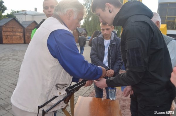 У Луцьку під дощем  збирали кошти для солдат в АТО. ФОТО