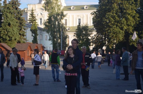 У Луцьку під дощем  збирали кошти для солдат в АТО. ФОТО