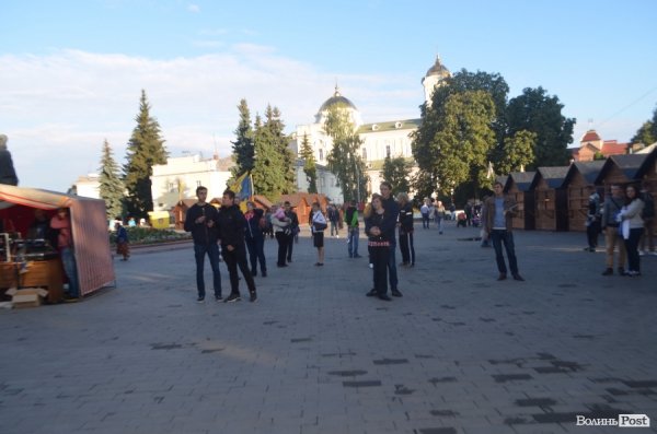 У Луцьку під дощем  збирали кошти для солдат в АТО. ФОТО