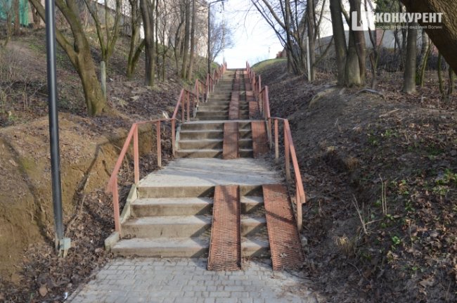   Сходи, що ведуть до вулиці Клима Савури відремонтували нещодавно