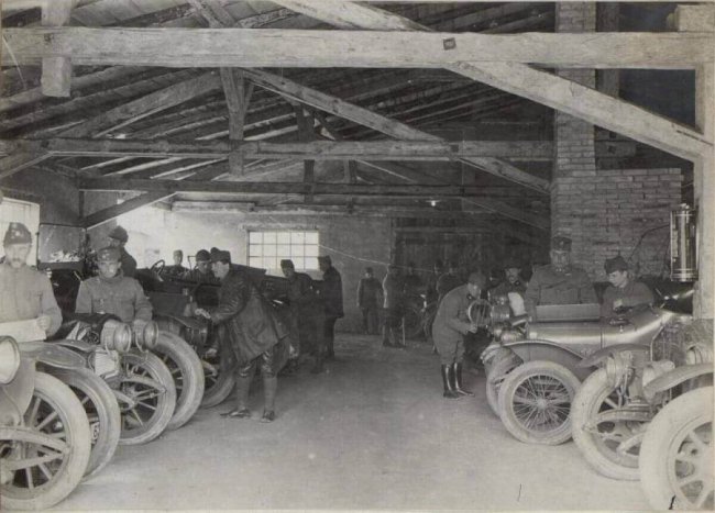 Показали, якими у Луцьку були автомайстерні у 30-х роках. РЕТРОФОТО