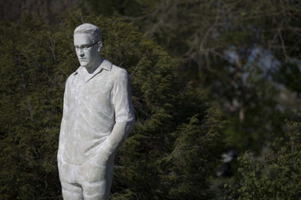 У Нью-Йорку встановили статую Едварда Сноудена. ФОТО