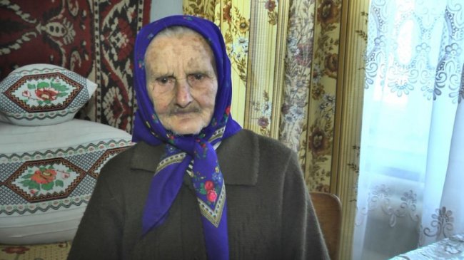 Довгожителька з Волині показала шлюбну сукню, яку зберігає 83 роки