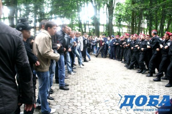 У Тернополі в День Перемоги «скрутили» свободівців. ФОТО. ВІДЕО