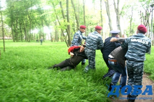 У Тернополі в День Перемоги «скрутили» свободівців. ФОТО. ВІДЕО