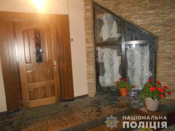 На подвір'ї рівненського підприємця вибухнула граната. ФОТО