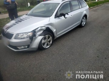 На Волині автомобіль в`їхав у припаркований легковик: внаслідок удару авто збило чоловіка