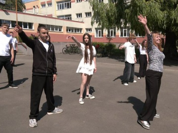 Луцькі випускники репетирують вальс і готуються до останнього дзвінка. ФОТО