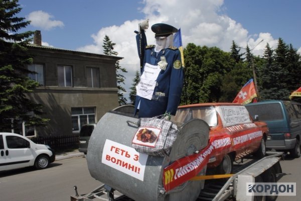 Чергова провокація на Волинській митниці: активісти хотіли спалити «Запорожець». ФОТО