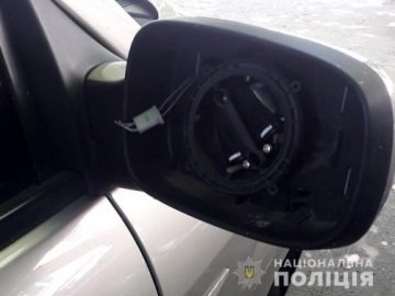 У Луцьку «на гарячому» зловили злодіїв, які викрадали автомобільні дзеркала. ФОТО
