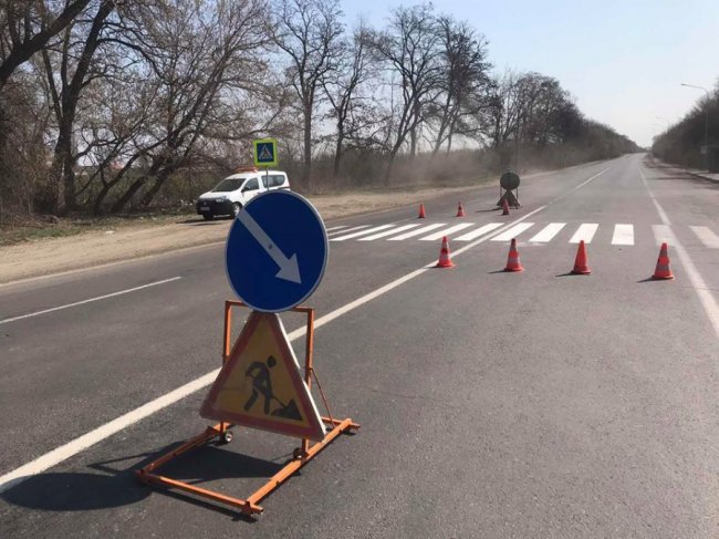 На волинських дорогах ремонтують ями та тріщини. ФОТО