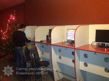 На Волині з підпільного казино вилучили техніки на 100 тисяч