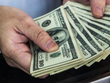 Українець віз до Польщі пакет з пачками доларів і втратив на кордоні готівку